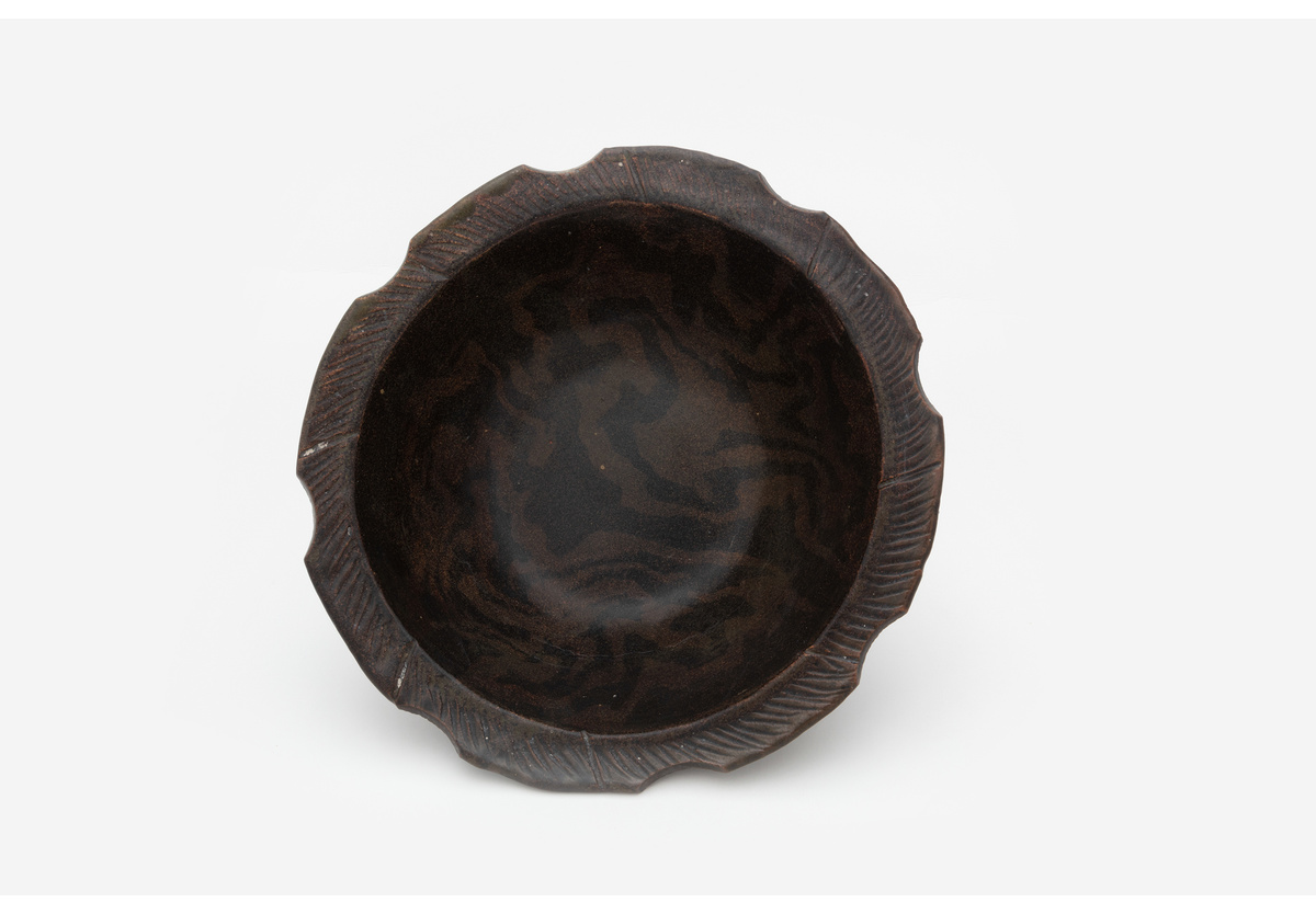 Hylton Nel - Dark marbled bowl with spiralled edge, 15 July 2013